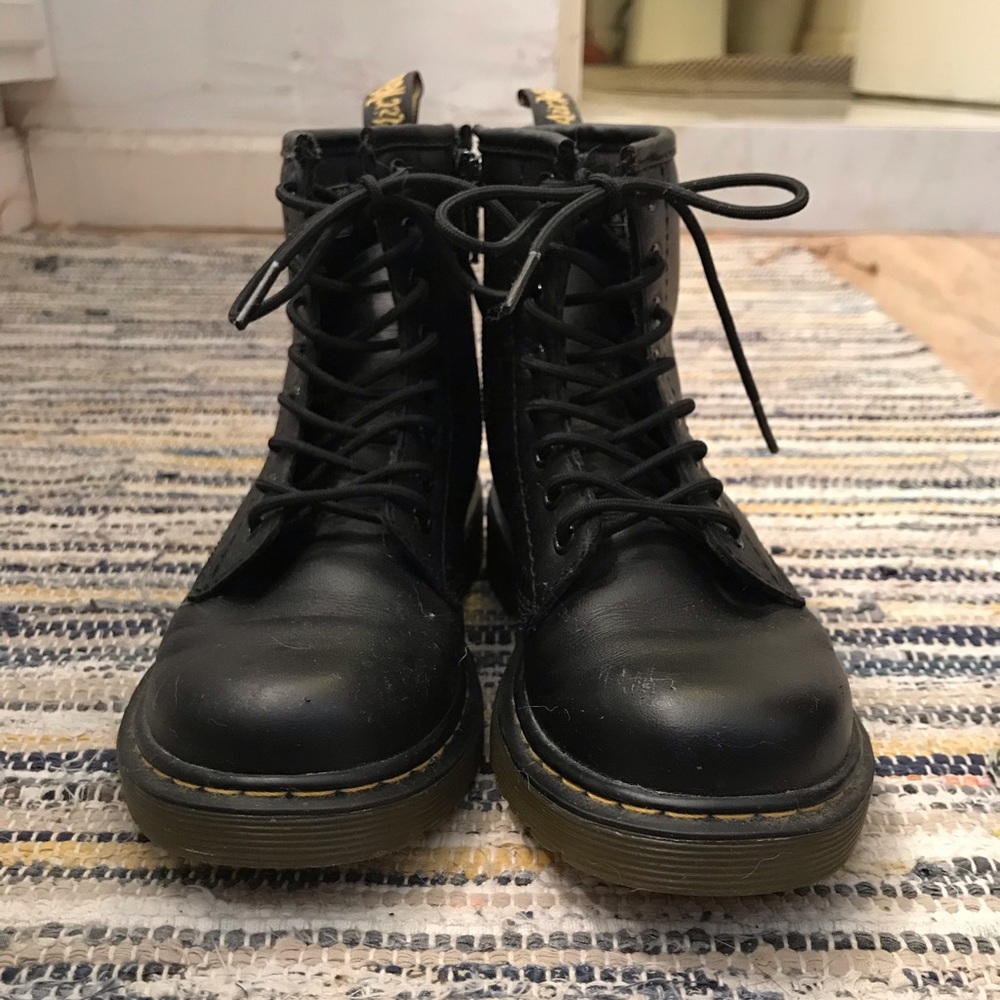 Kids Dr. Martens in black